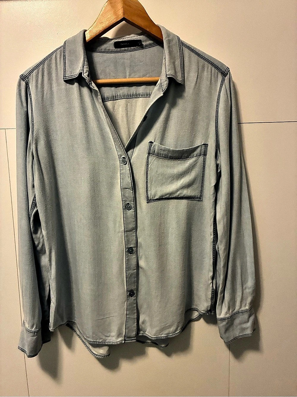 Talula Chambray Button Down Shirt in Blue Size Small Like New